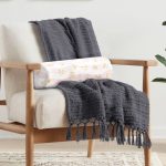 Beyaz Zemin Üzerinde Gold Detaylı Kalp Desenli Dijital Baskılı Modern İç Dolgulu - Fermuarlı Süet Silindir Yuvarlak Yastık Kırlent Realhomes