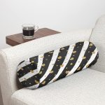 - RealHomes Özel Tasarımlı Dijital Baskılı İç Dolgulu Fermuarlı Silindir Yastık - Realhomes Beyaz Zemin Üzerinde Gold Detaylı Kalp Desenli Dijital Baskılı Modern İç Dolgulu Fermuarlı Çok Amaçlı Silindir Yastık Kırlent Realhomes