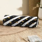 - RealHomes Özel Tasarımlı Dijital Baskılı İç Dolgulu Fermuarlı Silindir Yastık - Realhomes Beyaz Zemin Üzerinde Gold Detaylı Kalp Desenli Dijital Baskılı Modern İç Dolgulu Fermuarlı Çok Amaçlı Silindir Yastık Kırlent Realhomes