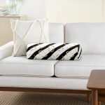 - RealHomes Özel Tasarımlı Dijital Baskılı İç Dolgulu Fermuarlı Silindir Yastık - Realhomes Beyaz Zemin Üzerinde Gold Detaylı Kalp Desenli Dijital Baskılı Modern İç Dolgulu - Fermuarlı Süet Silindir Rulo Yastık Kırlent Realhomes