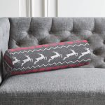 - RealHomes Özel Tasarımlı Dijital Baskılı İç Dolgulu Fermuarlı Silindir Yastık - Realhomes Siyah Zemin Üzerinde Geyik Desenli Dijital Baskılı Modern İç Dolgulu - Fermuarlı Süet Silindir Rulo Yastık Kırlent Realhomes