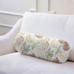 - RealHomes Özel Tasarımlı Dijital Baskılı İç Dolgulu Fermuarlı Silindir Yastık - Realhomes Beyaz Zemin Üzerinde Sonbahar Yapraklı Kozalak Desenli Dijital Baskılı Modern İç Dolgulu Yumuşak Silindir Form Yastık Kırlent Realhomes