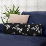 - RealHomes Özel Tasarımlı Dijital Baskılı İç Dolgulu Fermuarlı Silindir Yastık - Realhomes  Siyah Zemin Üzerinde Beyaz Çiçek Desenli Dijital Baskılı Modern İç Dolgulu Fermuarlı Çok Amaçlı Silindir Yastık Kırlent Realhomes