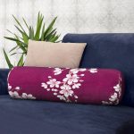 Bordo Zemin Üzerinde Beyaz Renkli Çiçek Desenli Dijital Baskılı Modern İç Dolgulu - Fermuarlı Süet Silindir Rulo Yastık Kırlent Realhomes