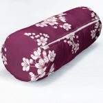 Bordo Zemin Üzerinde Beyaz Renkli Çiçek Desenli Dijital Baskılı Modern İç Dolgulu - Fermuarlı Süet Silindir Rulo Yastık Kırlent Realhomes