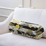 - RealHomes Özel Tasarımlı Dijital Baskılı İç Dolgulu Fermuarlı Silindir Yastık - Realhomes Beyaz Zemin Üzerinde Gold Detaylı Çiçek Desenli Dijital Baskılı Modern İç Dolgulu Süet Silindir Yastık Kırlent - Bel Yastığı Realhomes