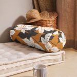 - RealHomes Özel Tasarımlı Dijital Baskılı İç Dolgulu Fermuarlı Silindir Yastık - Realhomes Renkli Zemin Üzerinde Çiçek Desenli Dijital Baskılı Modern İç Dolgulu Süet Silindir Yastık Kırlent - Bel Yastığı Realhomes