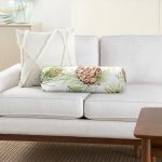 - RealHomes Özel Tasarımlı Dijital Baskılı İç Dolgulu Fermuarlı Silindir Yastık - Realhomes  Beyaz Zemin Üzerinde İnce Yaprak Desenli Kozalak Dijital Baskılı Modern İç Dolgulu - Fermuarlı Süet Silindir Daire Yastık Kırlent Realhomes