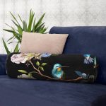 - RealHomes Özel Tasarımlı Dijital Baskılı İç Dolgulu Fermuarlı Silindir Yastık - Realhomes  Siyah Zemin Üzerinde Kuş Desenli Dijital Baskılı Modern İç Dolgulu - Fermuarlı Süet Silindir Yuvarlak Yastık Kırlent Realhomes