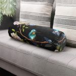 - RealHomes Özel Tasarımlı Dijital Baskılı İç Dolgulu Fermuarlı Silindir Yastık - Realhomes  Siyah Zemin Üzerinde Kuş Desenli Dijital Baskılı Modern İç Dolgulu - Fermuarlı Süet Silindir Yuvarlak Yastık Kırlent Realhomes