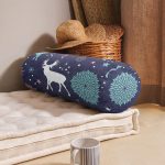 Renkli Zemin Üzerinde Geyik Desenli Dijital Baskılı Modern İç Dolgulu Yumuşak Silindir Form Yastık Kırlent Realhomes