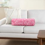 Renkli Zemin Üzerinde Beyaz Çiçek Desenli Dijital Baskılı Modern İç Dolgulu - Fermuarlı Süet Silindir Yuvarlak Yastık Kırlent Realhomes