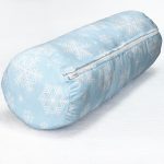 - RealHomes Özel Tasarımlı Dijital Baskılı İç Dolgulu Fermuarlı Silindir Yastık - Realhomes Renkli Zemin Üzerinde Kar tanesi Desenli Dijital Baskılı Modern İç Dolgulu - Fermuarlı Süet Silindir Yuvarlak Yastık Kırlent Realhomes