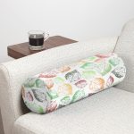 - RealHomes Özel Tasarımlı Dijital Baskılı İç Dolgulu Fermuarlı Silindir Yastık - Realhomes Beyaz Zemin Üzerinde Renkli Sonbahar Yaprak Desenli Dijital Baskılı Modern İç Dolgulu Süet Silindir Yastık Kırlent - Bel Yastığı Realhomes