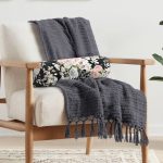 Renkli Zemin Üzerinde Çiçek Desenli Dijital Baskılı Modern İç Dolgulu - Fermuarlı Süet Silindir Rulo Yastık Kırlent Realhomes