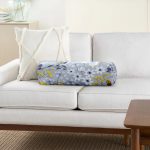 Renkli Zemin Üzerinde Çiçek Desenli Dijital Baskılı Modern İç Dolgulu Yumuşak Silindir Form Yastık Kırlent Realhomes