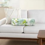 Beyaz Zemin Üzerinde Yeşil Renkli Çiçek Desenli Dijital Baskılı Modern İç Dolgulu Fermuarlı Çok Amaçlı Silindir Yastık Kırlent Realhomes