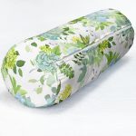 Beyaz Zemin Üzerinde Yeşil Renkli Çiçek Desenli Dijital Baskılı Modern İç Dolgulu Fermuarlı Çok Amaçlı Silindir Yastık Kırlent Realhomes