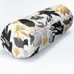 - RealHomes Özel Tasarımlı Dijital Baskılı İç Dolgulu Fermuarlı Silindir Yastık - Realhomes Beyaz Zemin Üzerinde Gold Detaylı Yaprak Desenli Dijital Baskılı Modern İç Dolgulu Süet Silindir Yastık Kırlent - Bel Yastığı Realhomes