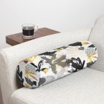 - RealHomes Özel Tasarımlı Dijital Baskılı İç Dolgulu Fermuarlı Silindir Yastık - Realhomes Beyaz Zemin Üzerinde Gold Detaylı Yaprak Desenli Dijital Baskılı Modern İç Dolgulu Süet Silindir Yastık Kırlent - Bel Yastığı Realhomes