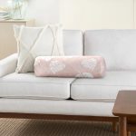 - RealHomes Özel Tasarımlı Dijital Baskılı İç Dolgulu Fermuarlı Silindir Yastık - Realhomes Pastel Zemin Üzerinde Beyaz Yaprak Desenli Dijital Baskılı Modern İç Dolgulu Yumuşak Silindir Form Yastık Kırlent Realhomes