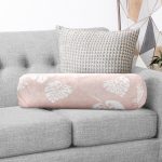 - RealHomes Özel Tasarımlı Dijital Baskılı İç Dolgulu Fermuarlı Silindir Yastık - Realhomes Pastel Zemin Üzerinde Beyaz Yaprak Desenli Dijital Baskılı Modern İç Dolgulu Yumuşak Silindir Form Yastık Kırlent Realhomes