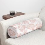 Pastel Zemin Üzerinde Beyaz Yaprak Desenli Dijital Baskılı Modern İç Dolgulu Fermuarlı Çok Amaçlı Silindir Yastık Kırlent Realhomes