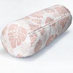 Pastel Zemin Üzerinde Beyaz Yaprak Desenli Dijital Baskılı Modern İç Dolgulu Fermuarlı Çok Amaçlı Silindir Yastık Kırlent Realhomes
