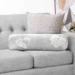 Gri Zemin Üzerinde Beyaz Yaprak Desenli Dijital Baskılı Modern İç Dolgulu - Fermuarlı Süet Silindir Yuvarlak Yastık Kırlent Realhomes