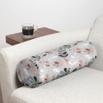 - RealHomes Özel Tasarımlı Dijital Baskılı İç Dolgulu Fermuarlı Silindir Yastık - Realhomes Pastel Zemin Üzerinde Yaprak Desenli Dijital Baskılı Modern İç Dolgulu Süet Silindir Yastık Kırlent - Bel Yastığı Realhomes