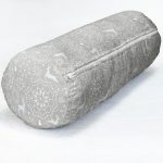 - RealHomes Özel Tasarımlı Dijital Baskılı İç Dolgulu Fermuarlı Silindir Yastık - Realhomes Renkli Zemin Üzerinde Geyik Desenli Dijital Baskılı Modern İç Dolgulu Süet Silindir Yastık Kırlent - Bel Yastığı Realhomes