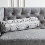 Renkli Zemin Üzerinde Kar tanesi Desenli Geyik Motifli Dijital Baskılı Modern İç Dolgulu - Fermuarlı Süet Silindir Rulo Yastık Kırlent Realhomes