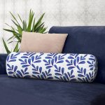- RealHomes Özel Tasarımlı Dijital Baskılı İç Dolgulu Fermuarlı Silindir Yastık - Realhomes  Beyaz Zemin Üzerinde Mavi Yaprak Desenli Dijital Baskılı Modern İç Dolgulu - Fermuarlı Süet Silindir Rulo Yastık Kırlent Realhomes
