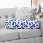 - RealHomes Özel Tasarımlı Dijital Baskılı İç Dolgulu Fermuarlı Silindir Yastık - Realhomes  Beyaz Zemin Üzerinde Mavi Yaprak Desenli Dijital Baskılı Modern İç Dolgulu - Fermuarlı Süet Silindir Rulo Yastık Kırlent Realhomes