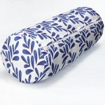 - RealHomes Özel Tasarımlı Dijital Baskılı İç Dolgulu Fermuarlı Silindir Yastık - Realhomes  Beyaz Zemin Üzerinde Mavi Yaprak Desenli Dijital Baskılı Modern İç Dolgulu - Fermuarlı Süet Silindir Rulo Yastık Kırlent Realhomes