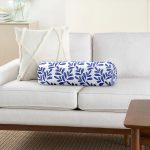 - RealHomes Özel Tasarımlı Dijital Baskılı İç Dolgulu Fermuarlı Silindir Yastık - Realhomes  Beyaz Zemin Üzerinde Mavi Yaprak Desenli Dijital Baskılı Modern İç Dolgulu - Fermuarlı Süet Silindir Rulo Yastık Kırlent Realhomes