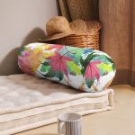 - RealHomes Özel Tasarımlı Dijital Baskılı İç Dolgulu Fermuarlı Silindir Yastık - Realhomes Beyaz Zemin Üzerinde Renkli Yaprak Desenli Dijital Baskılı Modern İç Dolgulu Yumuşak Silindir Form Yastık Kırlent Realhomes