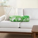 Beyaz Zemin Üzerinde Yeşil Yaprak Desenli Dijital Baskılı Modern İç Dolgulu - Fermuarlı Süet Silindir Yuvarlak Yastık Kırlent Realhomes