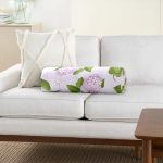 - RealHomes Özel Tasarımlı Dijital Baskılı İç Dolgulu Fermuarlı Silindir Yastık - Realhomes Renkli Zemin Üzerinde Yeşil Yapraklı Çiçek Desenli Dijital Baskılı Modern İç Dolgulu - Fermuarlı Süet Silindir Yuvarlak Yastık Kırlent Realhomes