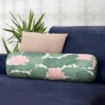 - RealHomes Özel Tasarımlı Dijital Baskılı İç Dolgulu Fermuarlı Silindir Yastık - Realhomes Beyaz Zemin Üzerinde Yeşil Yaprak Desenli Dijital Baskılı Modern İç Dolgulu Süet Silindir Yastık Kırlent - Bel Yastığı Realhomes