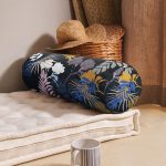 Siyah Zemin Üzerinde Renkli Yaprak Desenli Dijital Baskılı Modern İç Dolgulu - Fermuarlı Süet Silindir Daire Yastık Kırlent Realhomes