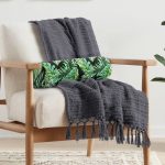 - RealHomes Özel Tasarımlı Dijital Baskılı İç Dolgulu Fermuarlı Silindir Yastık - Realhomes Siyah Zemin Üzerinde Yaprak Desenli Dijital Baskılı Modern İç Dolgulu Süet Silindir Yastık Kırlent - Bel Yastığı Realhomes