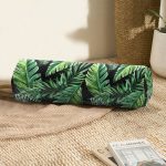 - RealHomes Özel Tasarımlı Dijital Baskılı İç Dolgulu Fermuarlı Silindir Yastık - Realhomes Siyah Zemin Üzerinde Yaprak Desenli Dijital Baskılı Modern İç Dolgulu Süet Silindir Yastık Kırlent - Bel Yastığı Realhomes