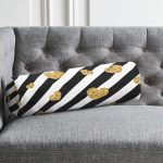 Beyaz Zemin Üzerinde Gold Detaylı Kalp Dijital Baskılı Modern İç Dolgulu - Fermuarlı Süet Silindir Rulo Yastık Kırlent Realhomes