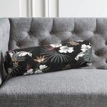 - RealHomes Özel Tasarımlı Dijital Baskılı İç Dolgulu Fermuarlı Silindir Yastık - Realhomes Siyah Zemin Üzerinde Beyaz Çiçek Desenli Dijital Baskılı Modern İç Dolgulu - Fermuarlı Süet Berjer Silindir Yastık Kırlent Realhomes