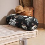 - RealHomes Özel Tasarımlı Dijital Baskılı İç Dolgulu Fermuarlı Silindir Yastık - Realhomes Siyah Zemin Üzerinde Beyaz Çiçek Desenli Dijital Baskılı Modern İç Dolgulu - Fermuarlı Süet Berjer Silindir Yastık Kırlent Realhomes