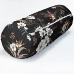- RealHomes Özel Tasarımlı Dijital Baskılı İç Dolgulu Fermuarlı Silindir Yastık - Realhomes Siyah Zemin Üzerinde Beyaz Çiçek Desenli Dijital Baskılı Modern İç Dolgulu - Fermuarlı Süet Berjer Silindir Yastık Kırlent Realhomes
