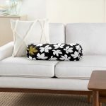 - RealHomes Özel Tasarımlı Dijital Baskılı İç Dolgulu Fermuarlı Silindir Yastık - Realhomes Siyah Zemin Üzerinde Gold Detaylı Beyaz Çiçek Desenli Dijital Baskılı Modern İç Dolgulu Süet Silindir Yastık Kırlent - Bel Yastığı Realhomes