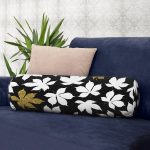 - RealHomes Özel Tasarımlı Dijital Baskılı İç Dolgulu Fermuarlı Silindir Yastık - Realhomes Siyah Zemin Üzerinde Gold Detaylı Beyaz Çiçek Desenli Dijital Baskılı Modern İç Dolgulu Süet Silindir Yastık Kırlent - Bel Yastığı Realhomes