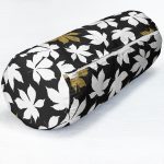 - RealHomes Özel Tasarımlı Dijital Baskılı İç Dolgulu Fermuarlı Silindir Yastık - Realhomes Siyah Zemin Üzerinde Gold Detaylı Beyaz Çiçek Desenli Dijital Baskılı Modern İç Dolgulu Süet Silindir Yastık Kırlent - Bel Yastığı Realhomes